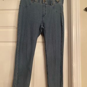 Hue Distressed Denim Capri